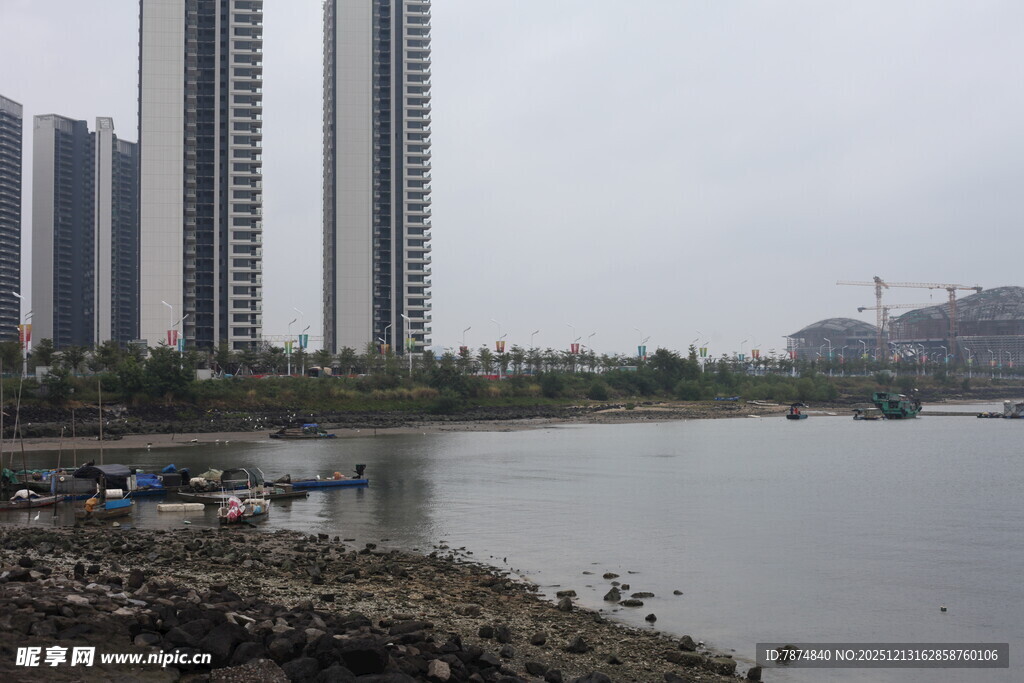 城市河畔高楼景观