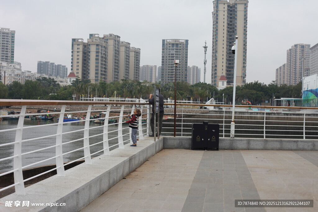 城市河畔观景步道风光