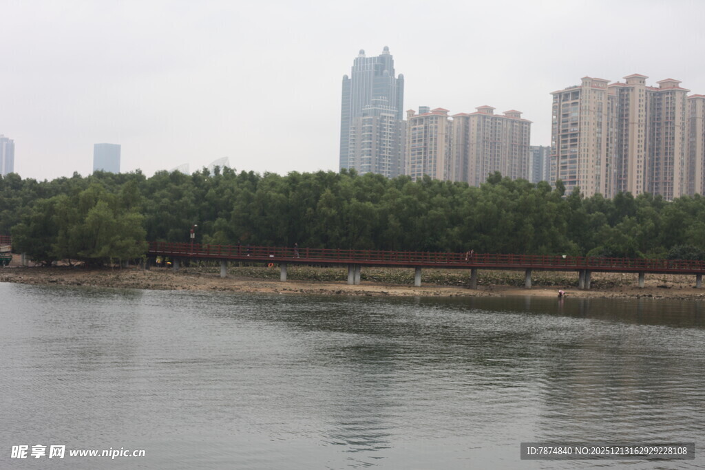 河畔城市风光景色
