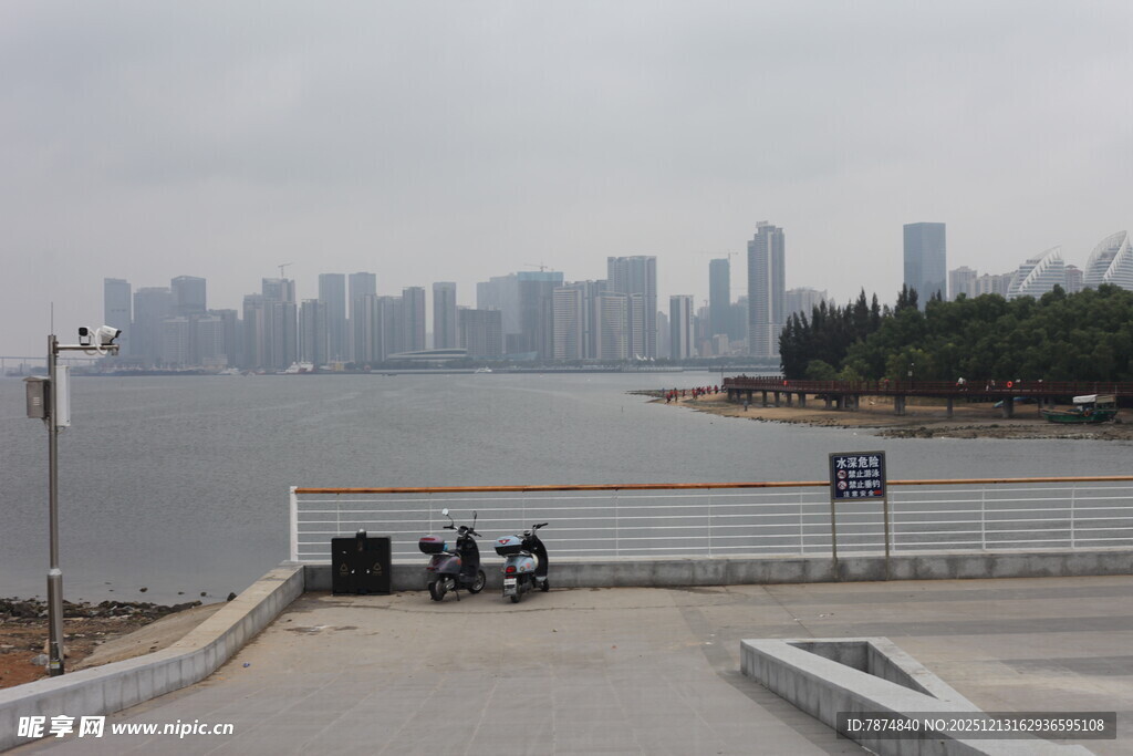 江边城市景观与停放摩托