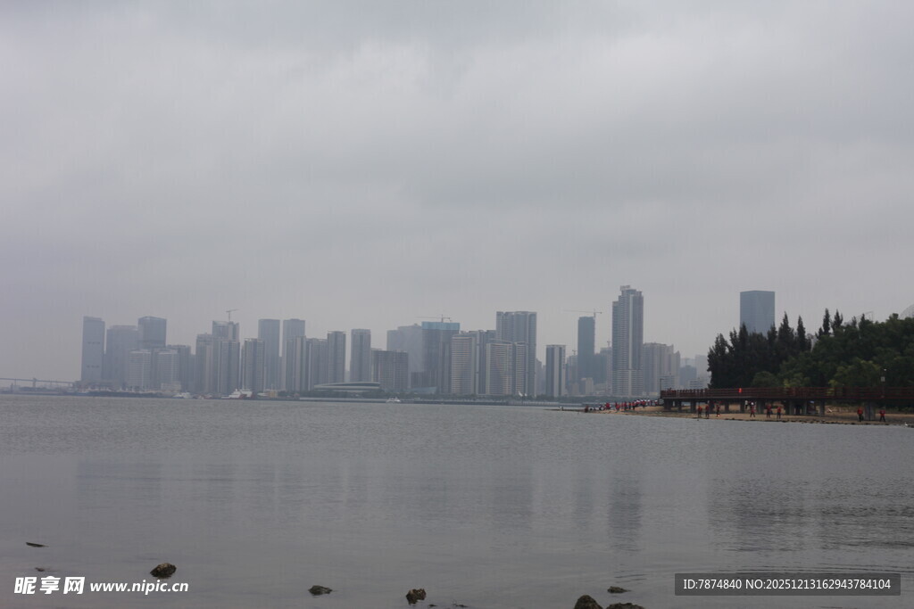 湖畔城市天际线景观