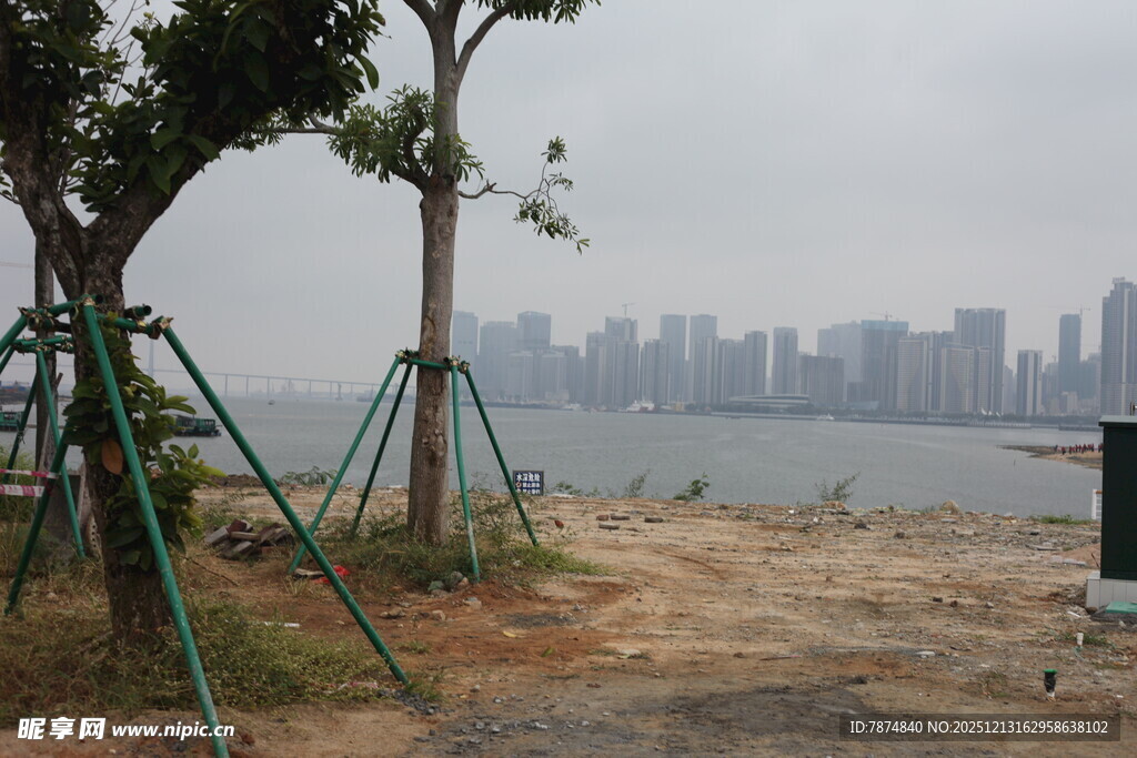 江边写生景城市在远方