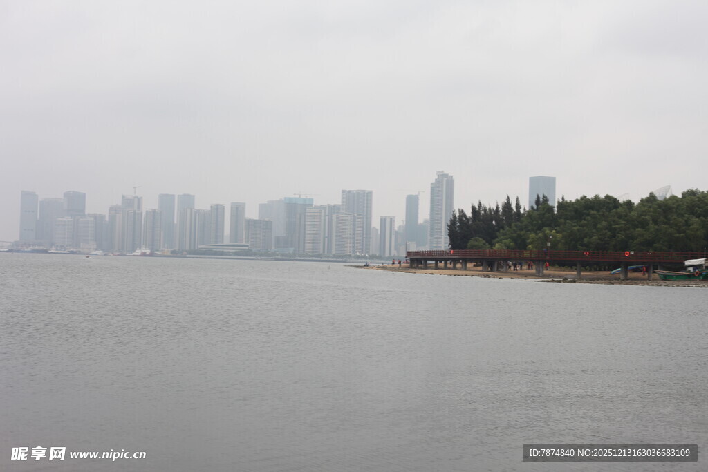 江边城市景观远景