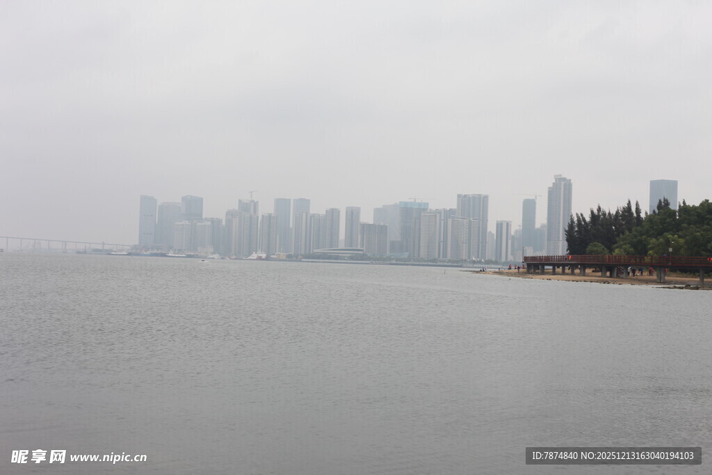 雾中城市滨水景观