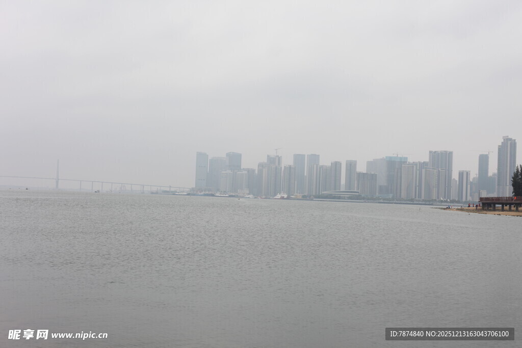 雾中城市滨水景观