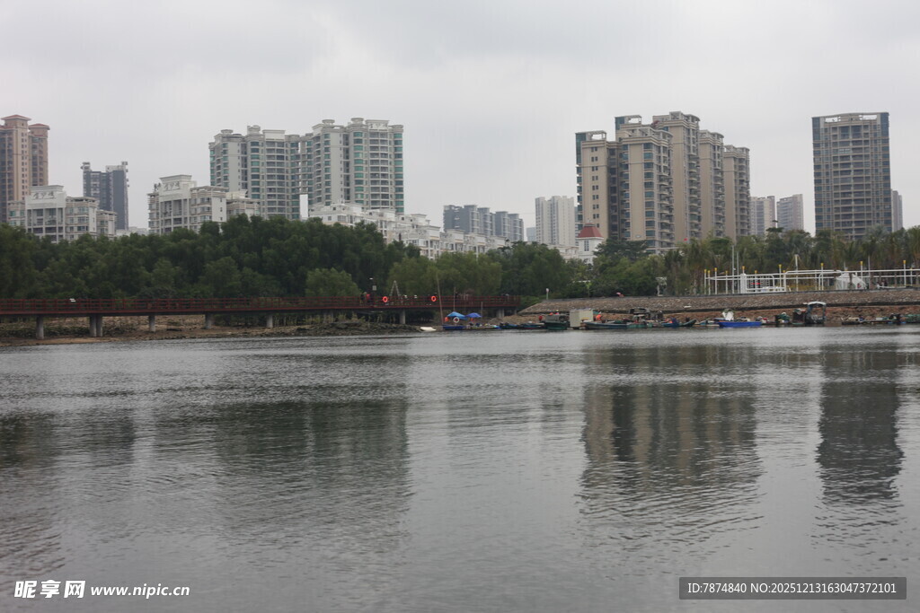 城市湖畔风景
