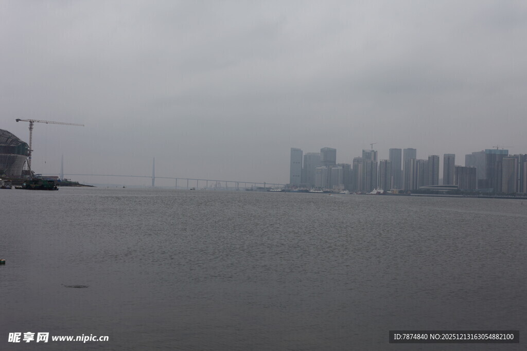 城市江边景观远景