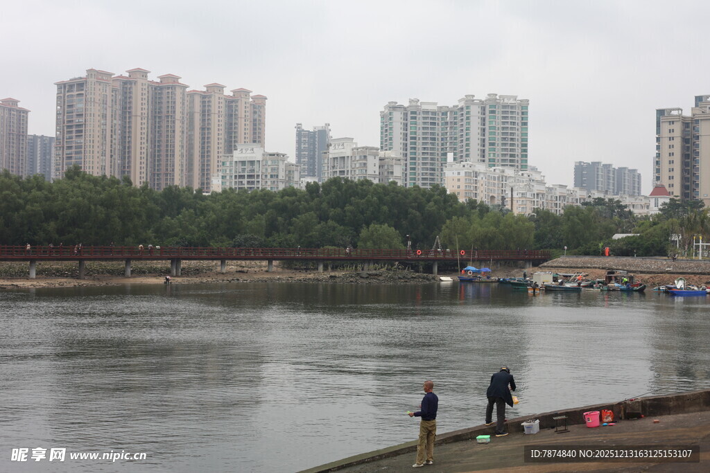河畔垂钓者与城市景观