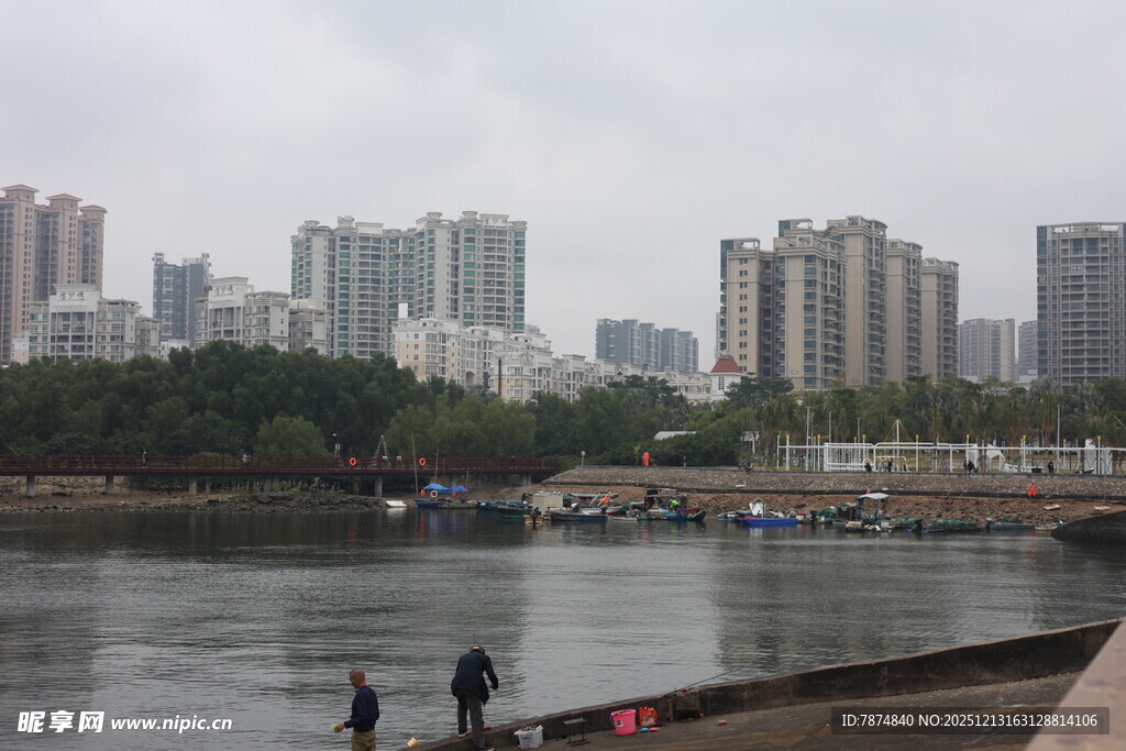 河畔城市风光两人岸边漫步