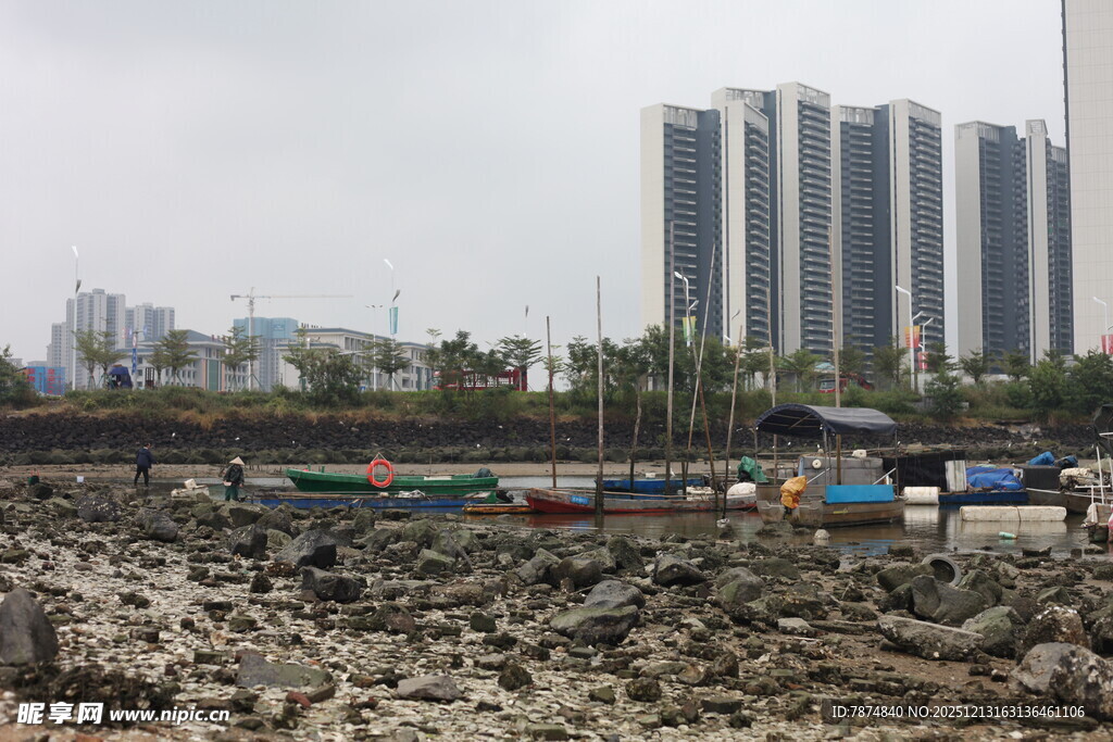 城市边的杂乱废弃场地