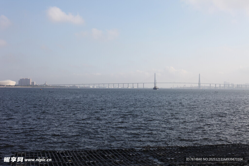 广阔海面远景图