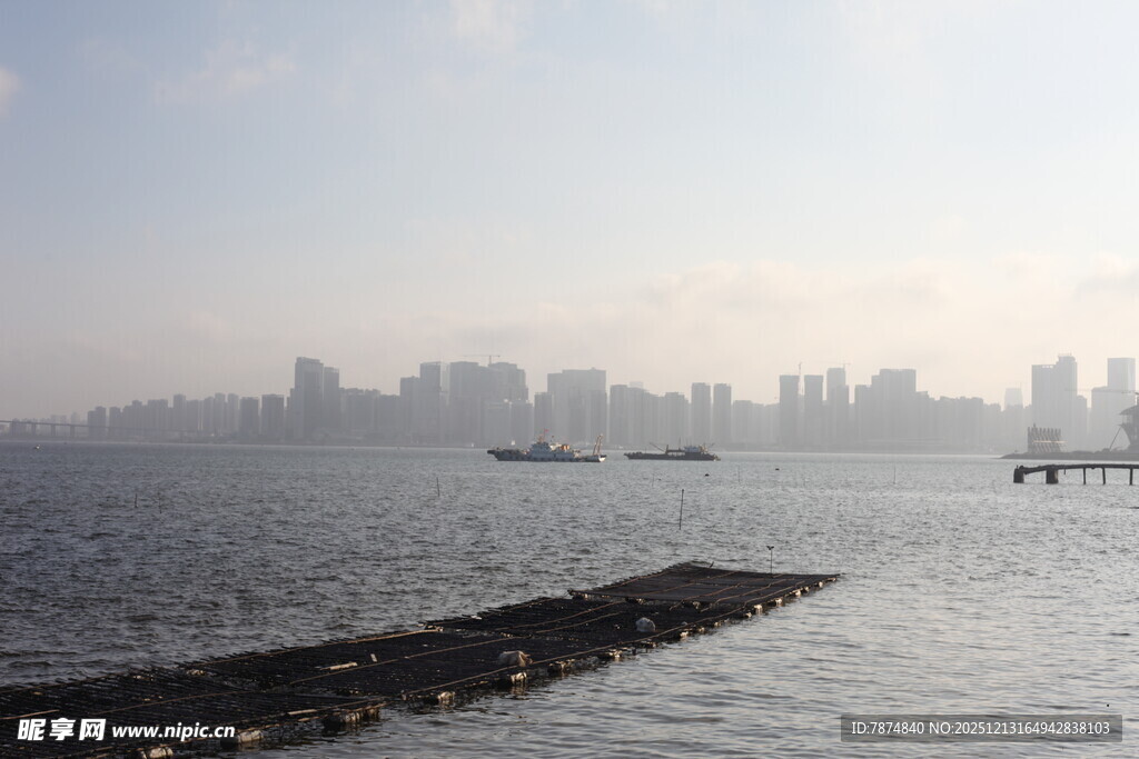 海滨城市风光远眺