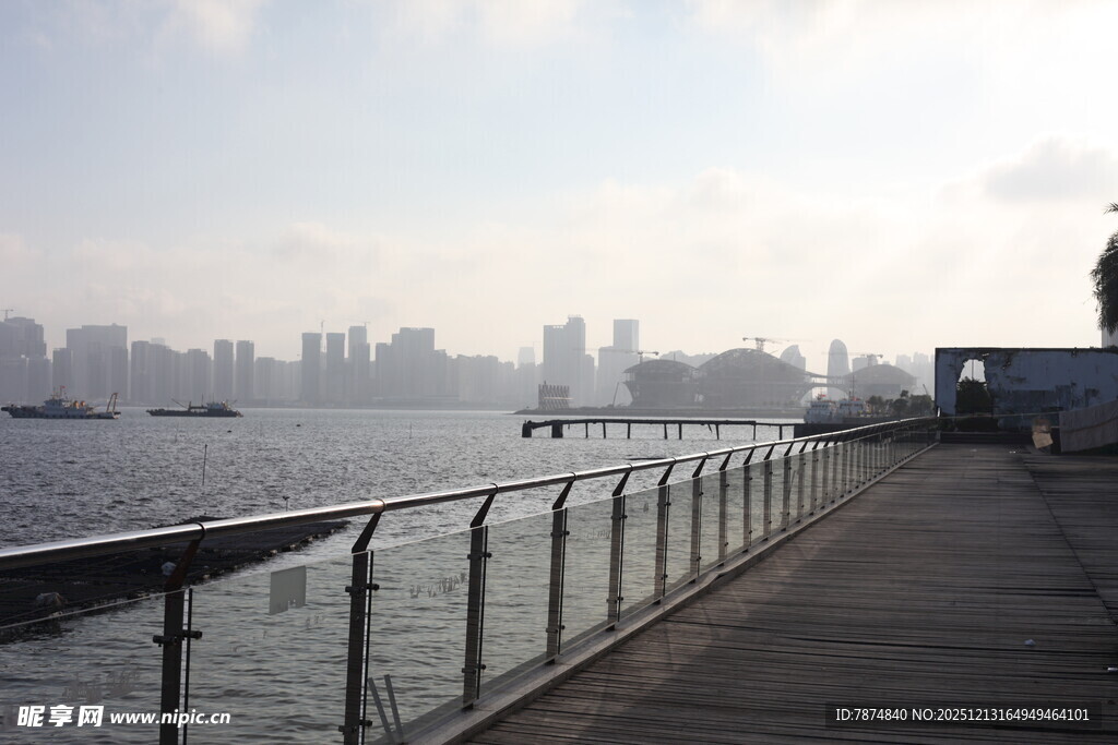 江边护栏旁的城市远景