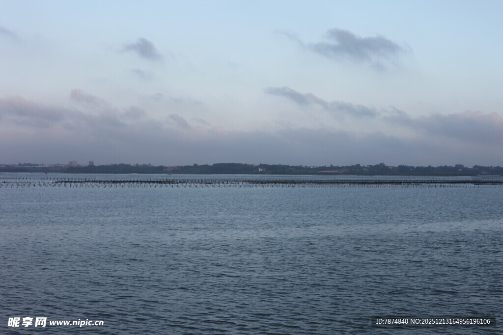 黄昏下的宁静湖面