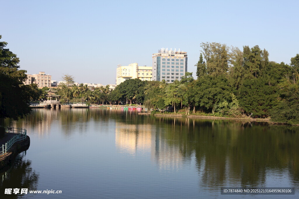 湖畔城市风光宁静美好