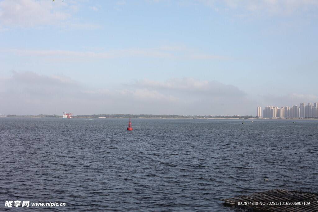 海上风光远眺城市天际线