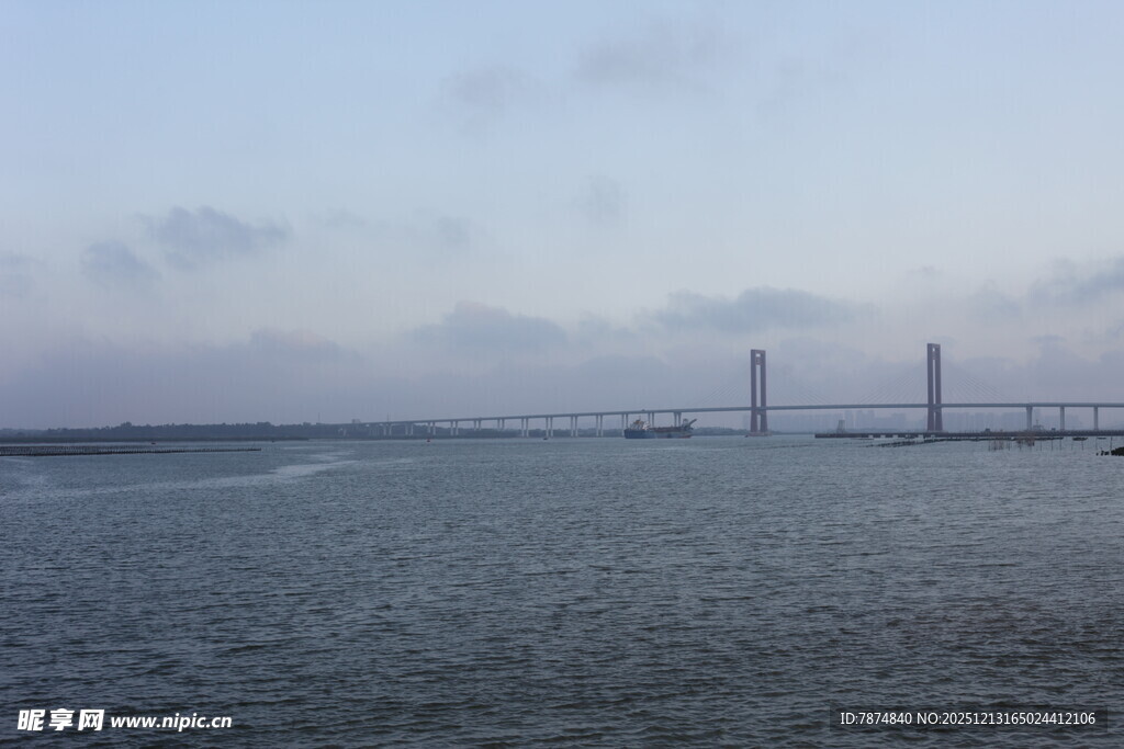 海上远景朦胧桥梁与天空