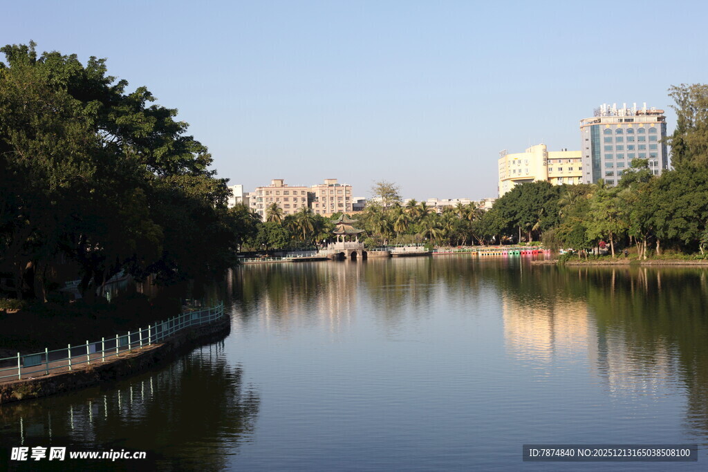 湖畔城市风光静谧美好