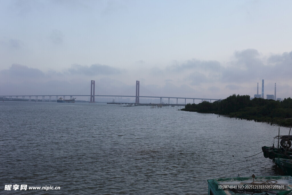 海上大桥与岸边景致