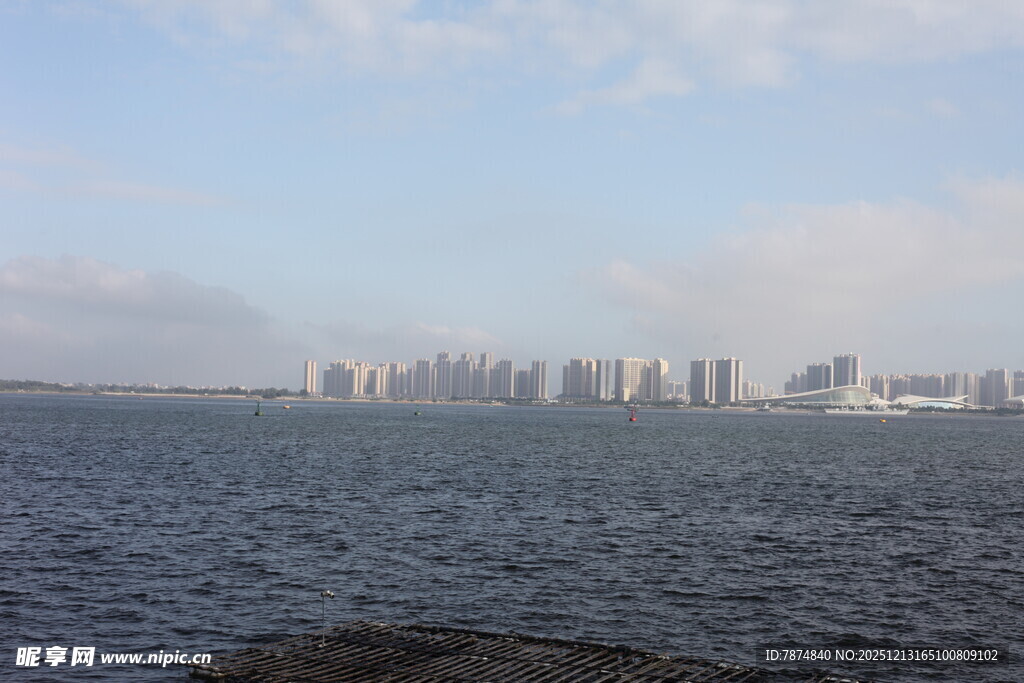 海滨城市天际线景观
