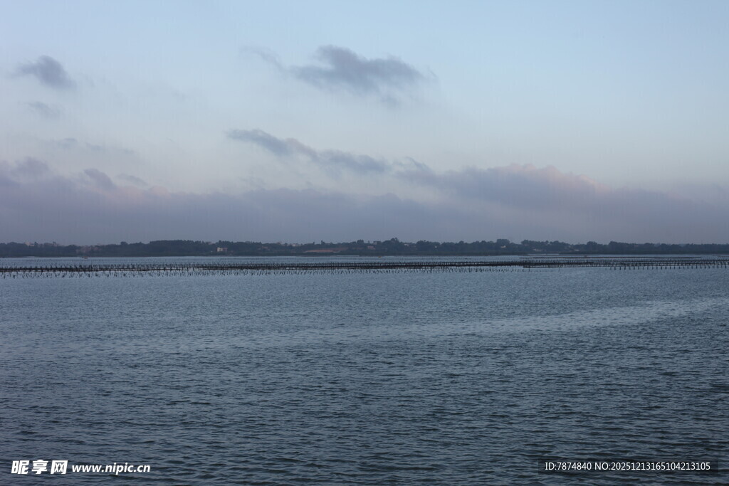 黄昏下的宁静海面