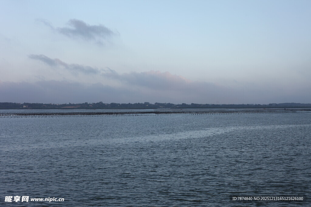 黄昏下的宁静海面
