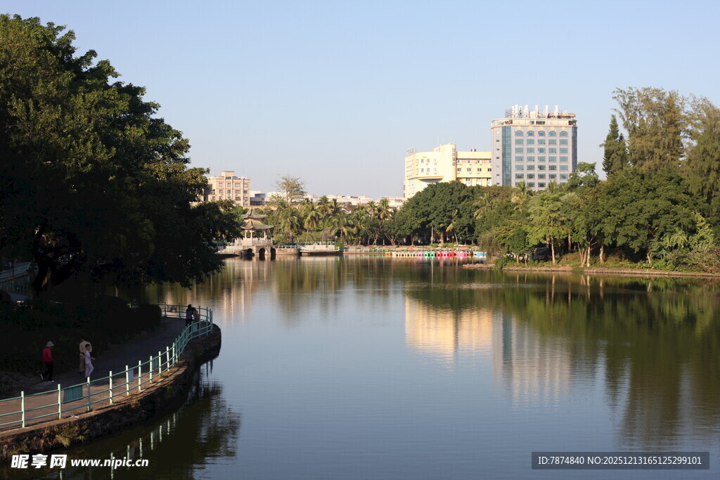 湖畔城市风光美景