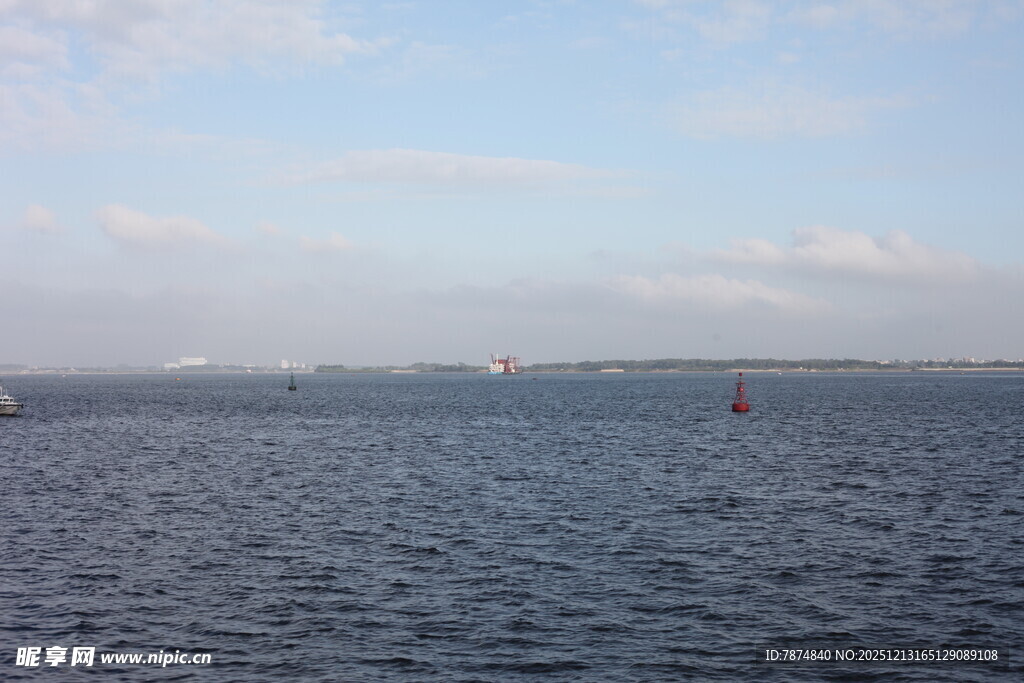 广阔海面与远处天际线