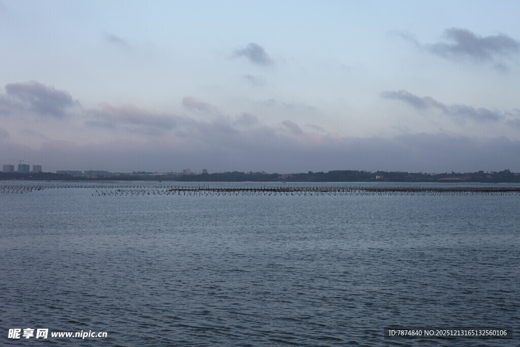 黄昏下的宁静水面