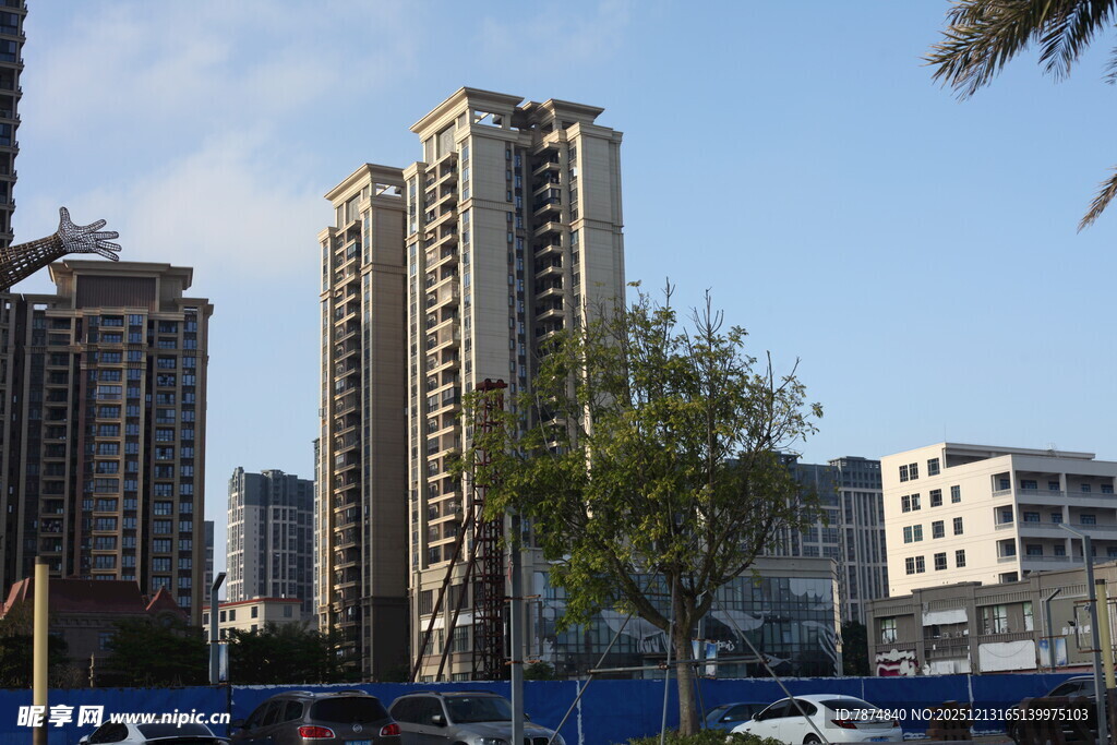 城市高楼与绿树景观