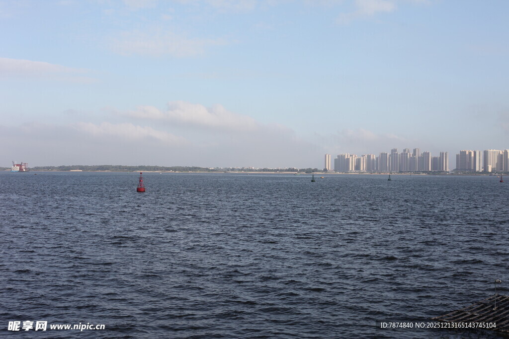 海上远眺城市天际线