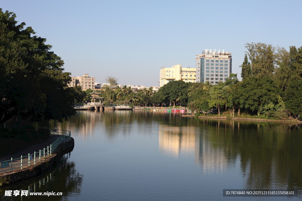 城市湖畔风光