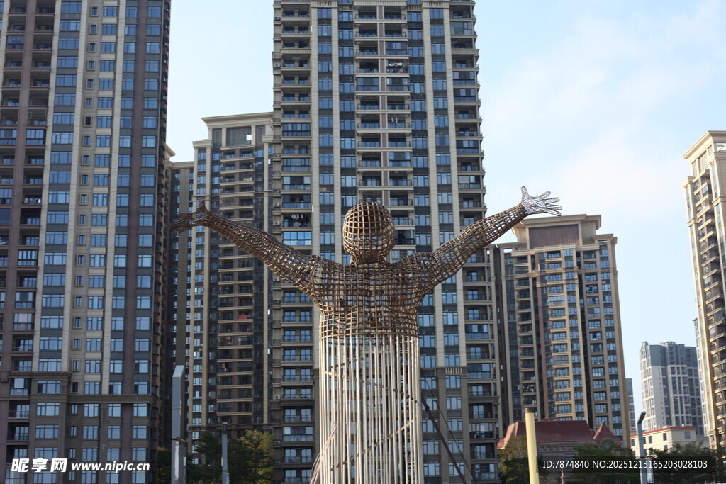 城市中张开双臂的雕塑