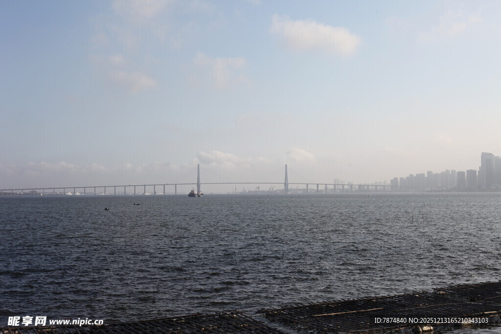 海滨城市远景风光