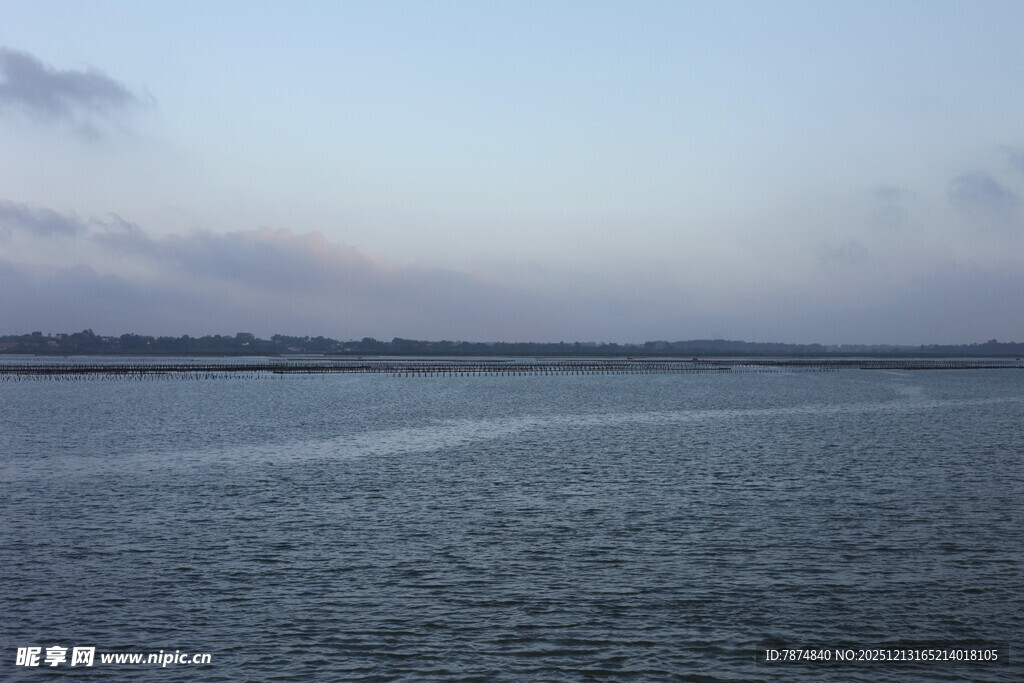 宁静湖面与远处天际线