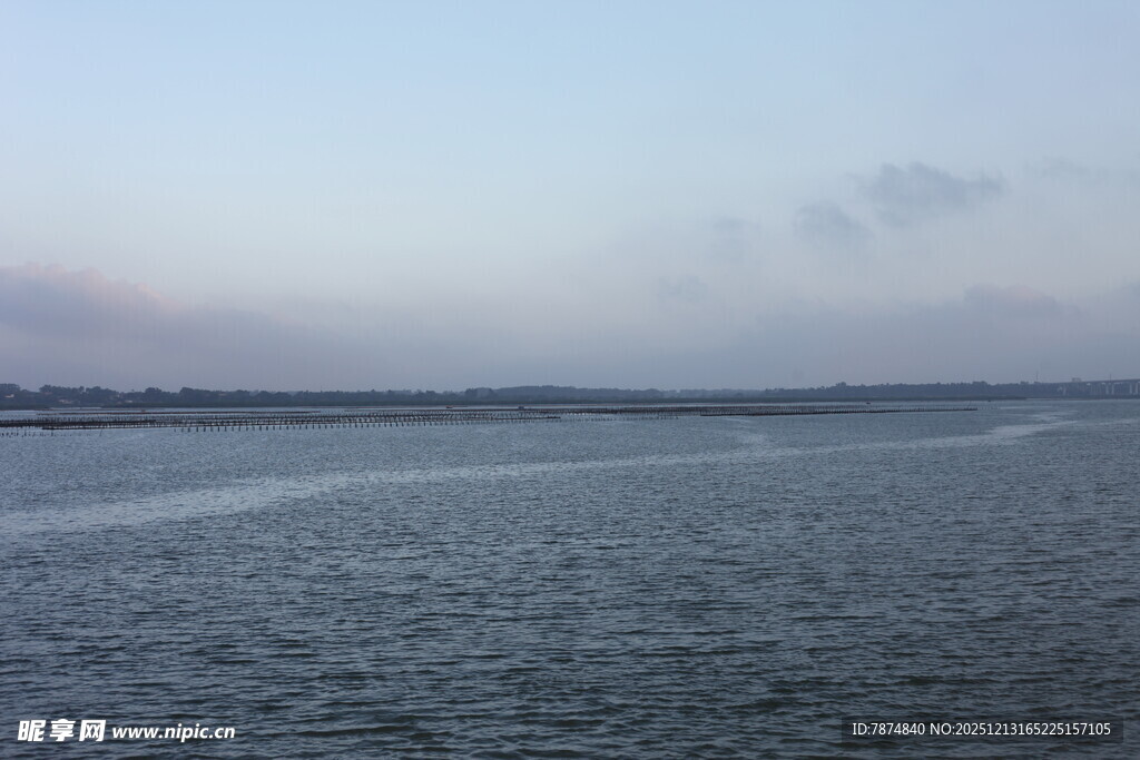宁静海面的黄昏景致