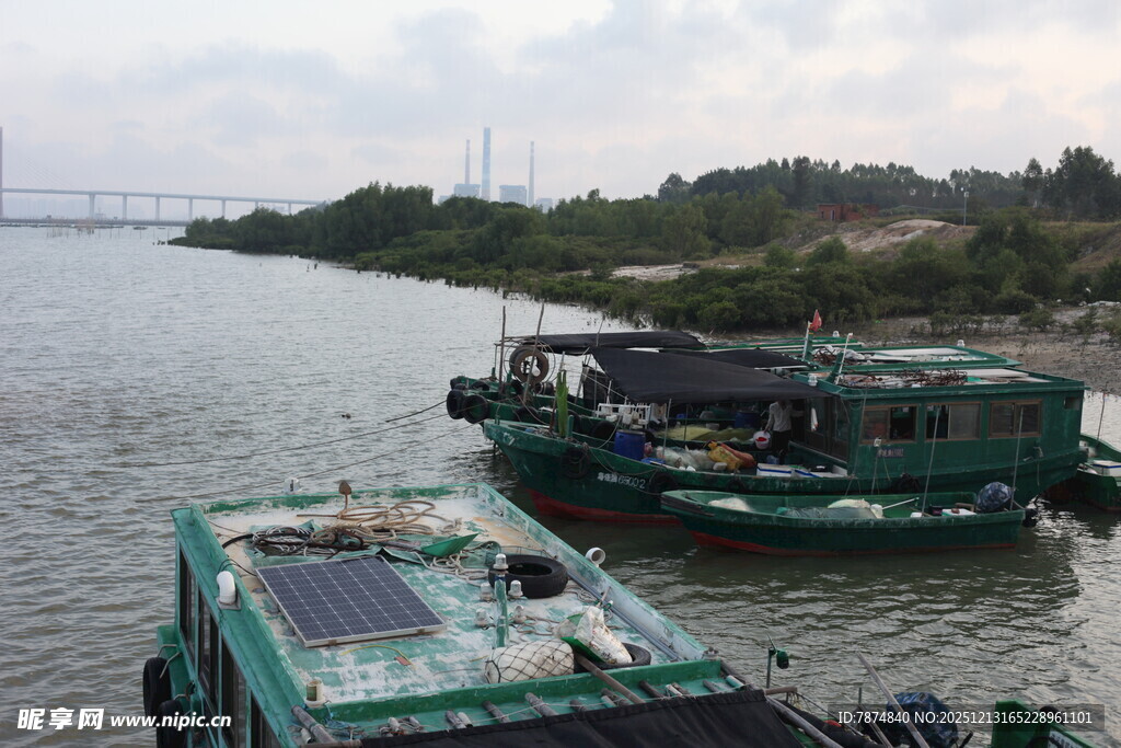 江边停泊的几艘特色船只