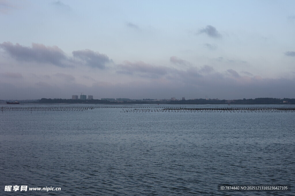 宁静湖面与天边的云彩