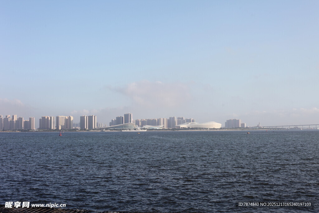 城市远景与辽阔水域景观