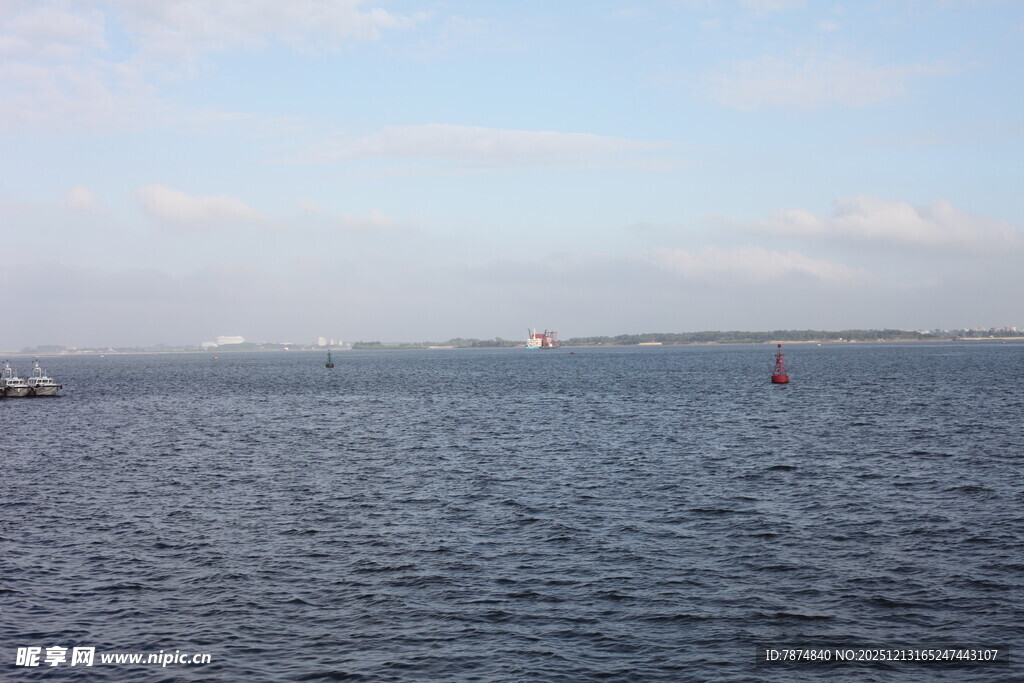 广阔海面与远处天际线