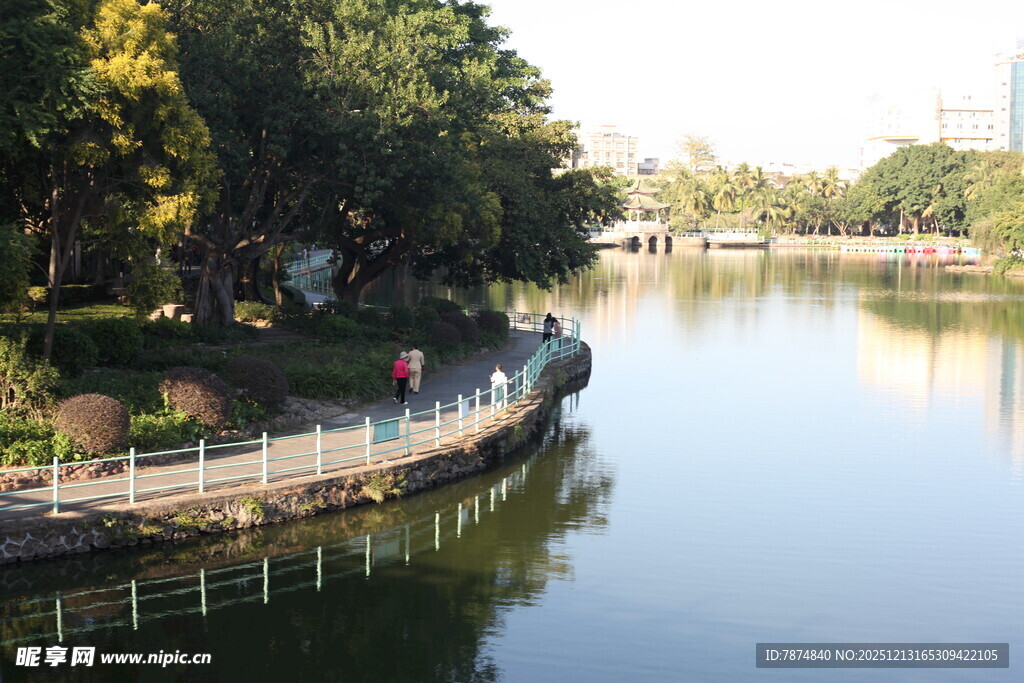 湖畔漫步美景