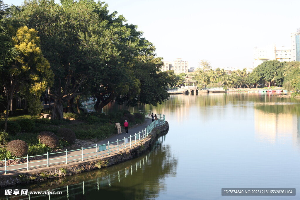 湖畔美景绿树环绕河岸