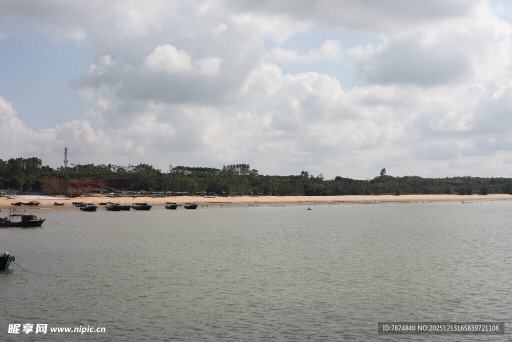 宁静湖畔的船只与远树