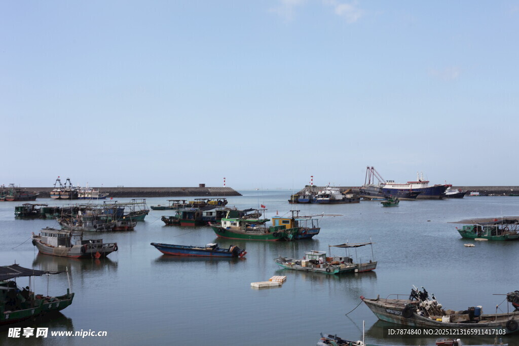 海上停泊的众多渔船