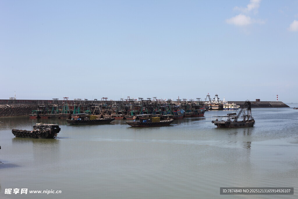 海上渔船停泊景象