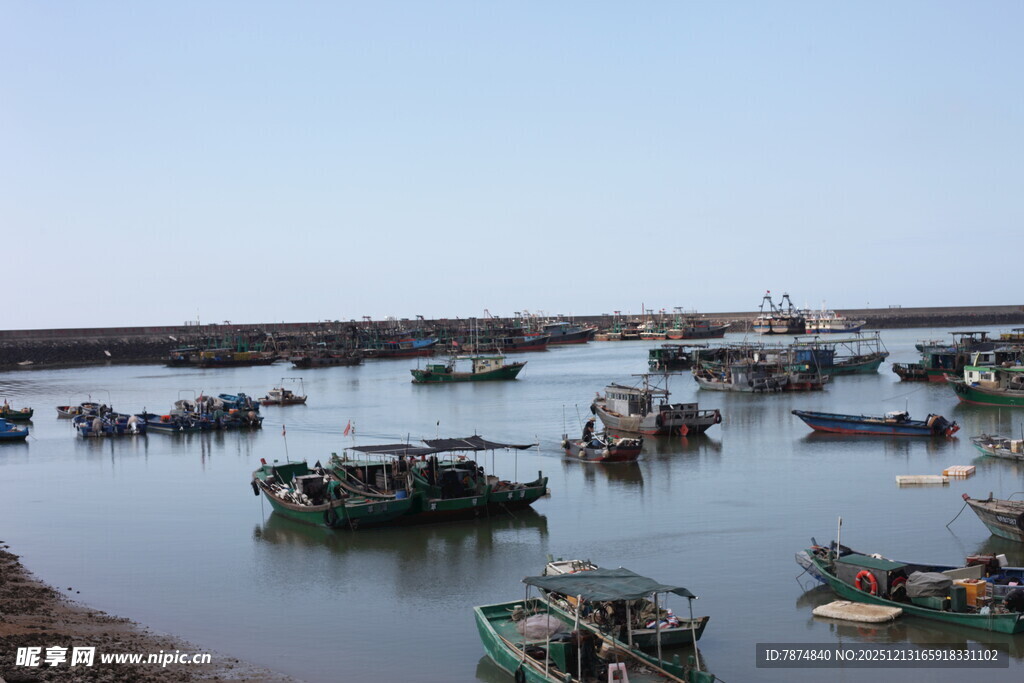 渔港停泊众多渔船
