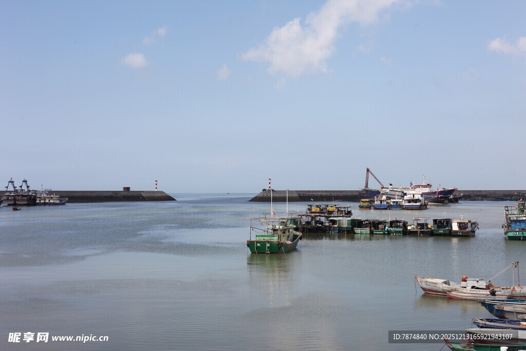 宁静港湾中的停泊船只