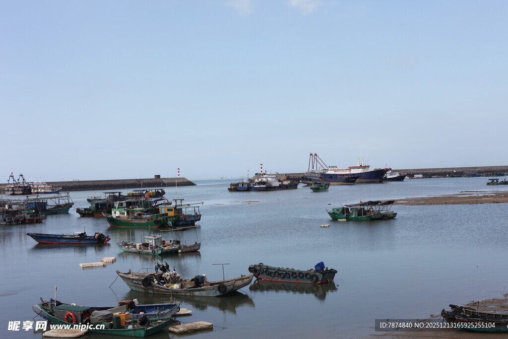 海港停泊的众多渔船