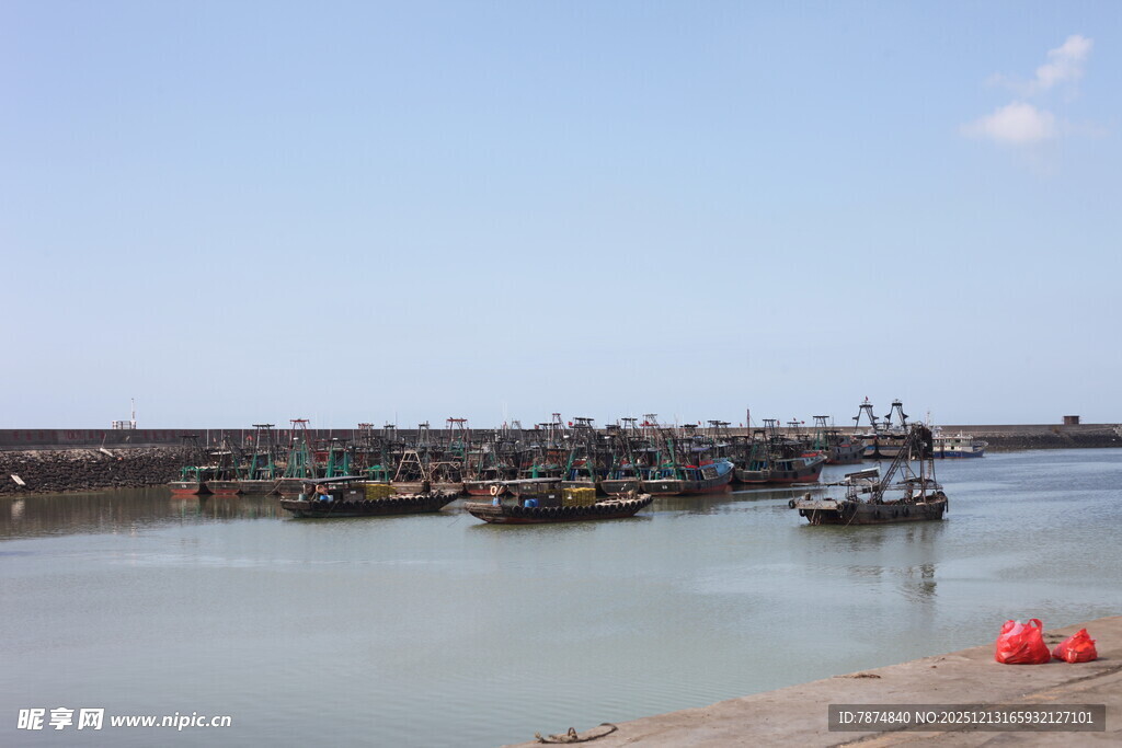 宁静渔港码头停泊景象