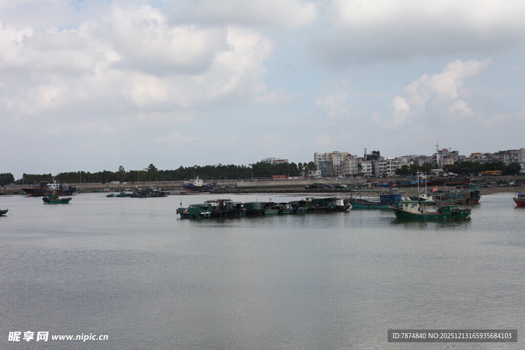 江边停泊船只的宁静景象